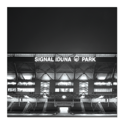 Fotografía en blanco y negro del estadio SIGNAL IDUNA PARK de noche, con su letrero iluminado y su arquitectura característica.