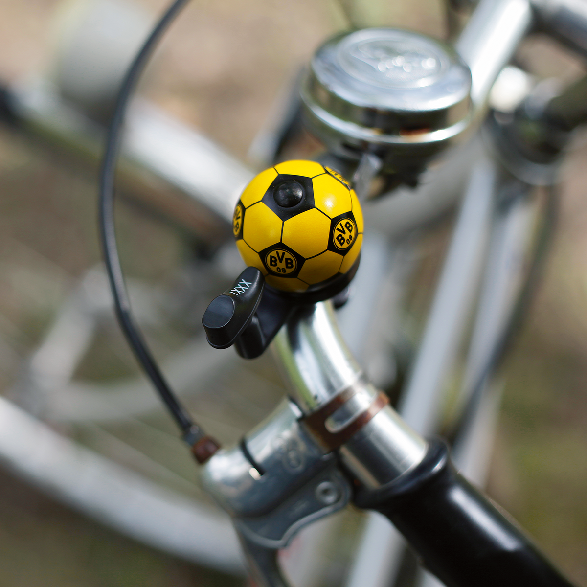 Schwarzgelbe BVB-Fahrradklingel in formschönem Fußball-Design mit ikonischem BVB 09-Logo, perfekt für Fans von Borussia Dortmund.