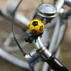 Schwarzgelbe BVB-Fahrradklingel in formschönem Fußball-Design mit ikonischem BVB 09-Logo, perfekt für Fans von Borussia Dortmund.