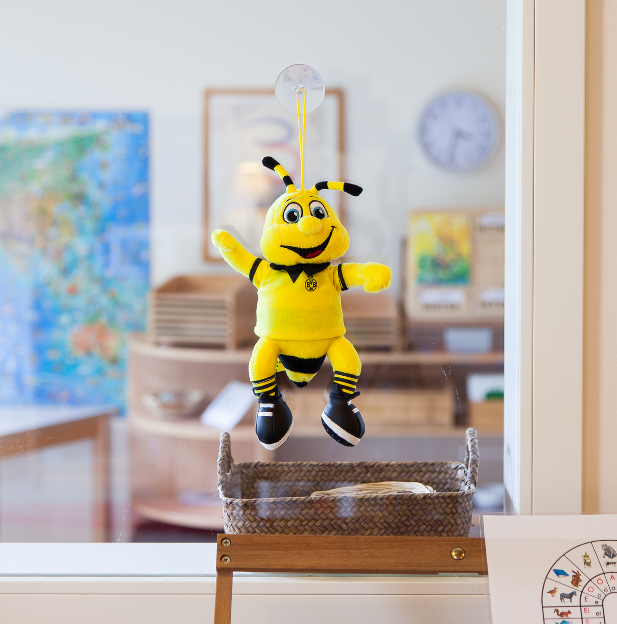 BVB-Plüschtier EMMA mit Saugnapf, 20 cm groß, gelb-schwarzes Design, kann an glatten Oberflächen aufgehängt werden.