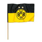 一面印有BVB-09标志和两颗星的黑黄相间多特蒙德队旗，悬挂在木杆上。非常适合多特蒙德队的球迷。