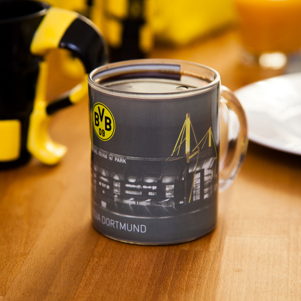 La tasse « BVB Magic Mug » représente le SIGNAL IDUNA PARK avec le logo du BVB dans un design noir et jaune. Idéale pour les supporters du Borussia Dortmund.