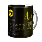Tasse magique noir et jaune du BVB, ornée d'une illustration du SIGNAL IDUNA PARK et du logo du BVB, un accessoire idéal pour les supporters du Borussia Dortmund.