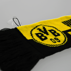 Auto-Schal von Borussia Dortmund in schwarzgelb mit BVB-Logo und Fransen, ideal als Fanartikel und Dekoration für das Auto.