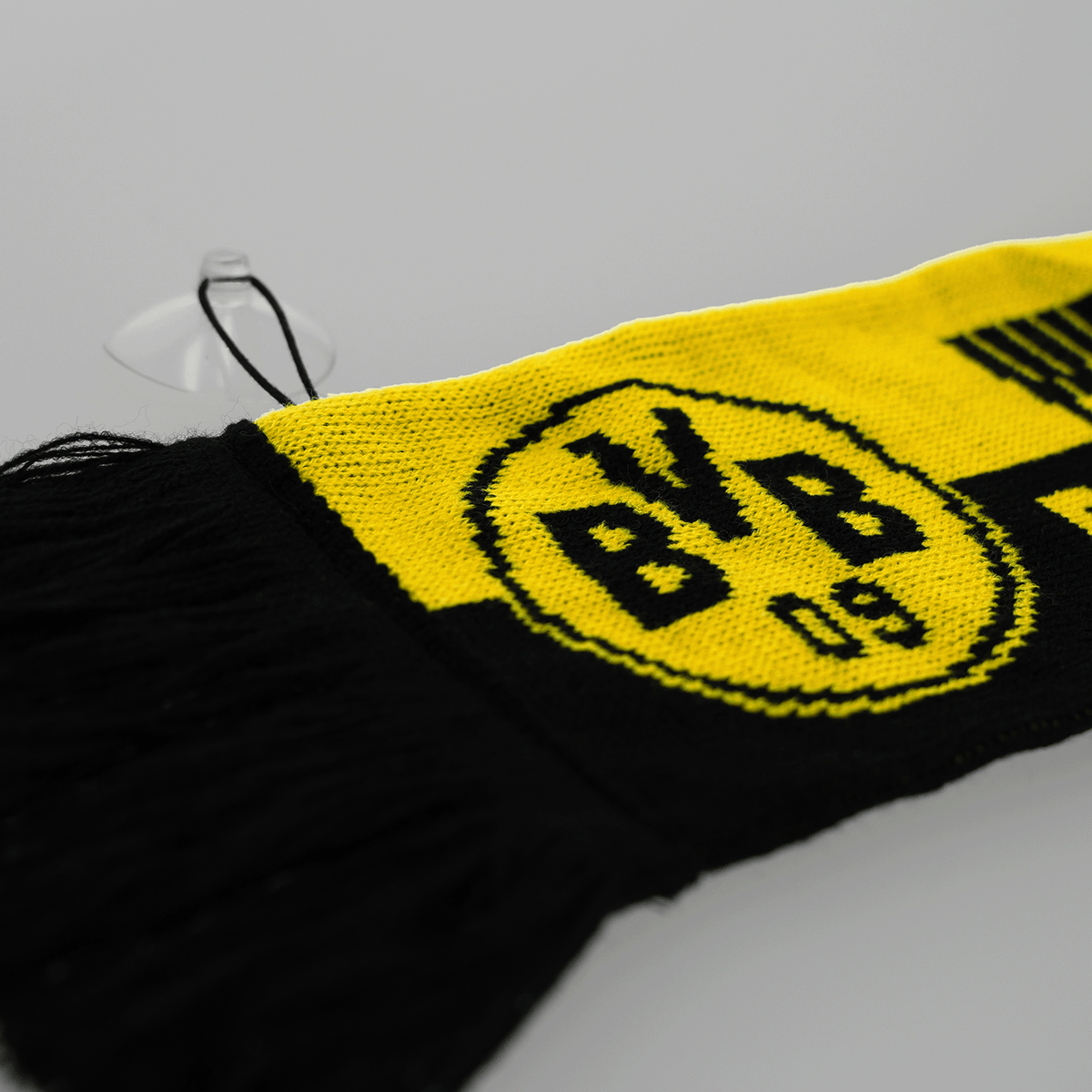 Auto-Schal von Borussia Dortmund in schwarzgelb mit BVB-Logo und Fransen, ideal als Fanartikel und Dekoration für das Auto.