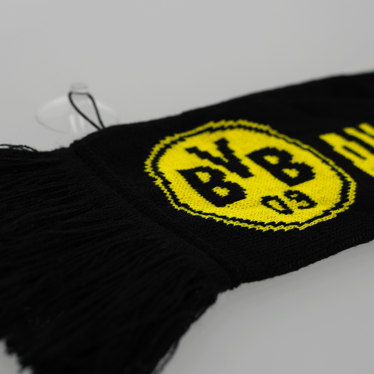 Schwarzgelber Borussia Dortmund Schal mit BVB-Logo und Fransen, perfekt als Fanartikel und Auto-Schmuck.