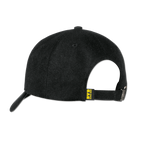 Vista posteriore di un cappellino del Borussia Dortmund nei colori nero e giallo, con cinturino regolabile, logo BVB ben visibile e design di alta qualità.