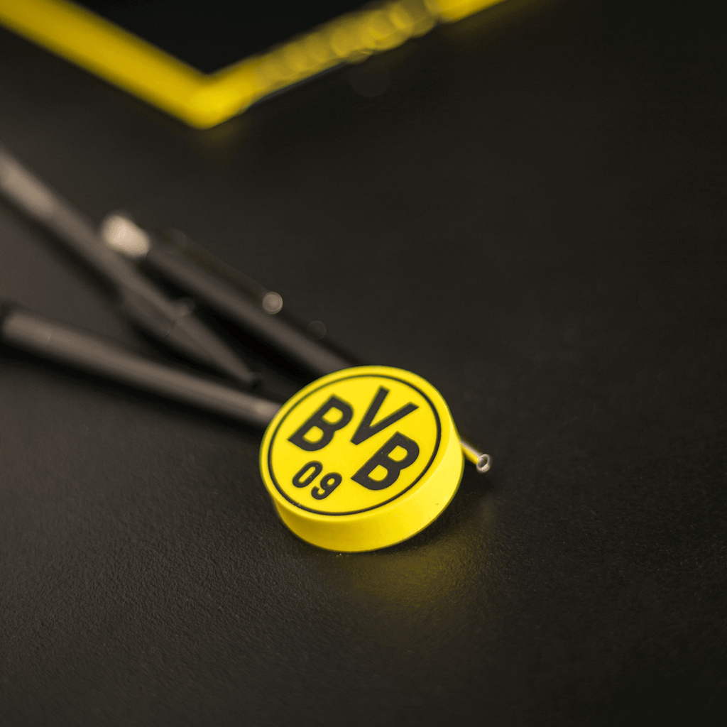 Elastico giallo del BVB con il logo nero “BVB 09”, su sfondo scuro. Articolo per tifosi del Borussia Dortmund.