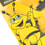 Illustration de bande dessinée représentant EMMA, la mascotte du BVB, vêtue d'un maillot noir et jaune arborant le logo du BVB, sur un fond clair.
