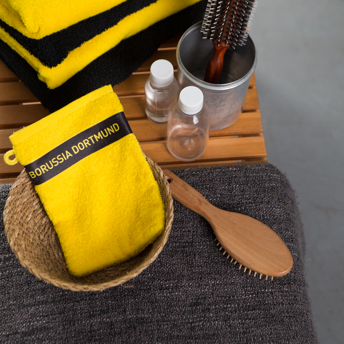Gelber BVB-Waschhandschuh mit schwarzem Borussia Dortmund-Logo, ideal als Fanartikel für das Badezimmer.