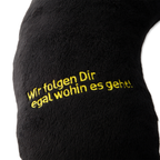 Oreiller cervical noir du BVB avec l'inscription jaune « On te suit où que tu ailles ! », idéal pour les voyages et le confort des supporters du Borussia Dortmund.