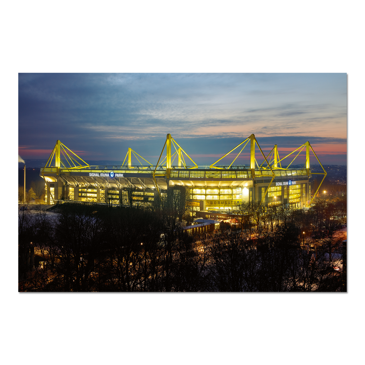 Photo nocturne pleine d'ambiance du SIGNAL IDUNA PARK à Dortmund, le stade emblématique du Borussia Dortmund, avec ses structures éclairées en jaune et son architecture moderne.