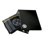 Sciarpa nera del BVB con strisce gialle e grigie e il logo del BVB, presentata in un’elegante confezione regalo nera.