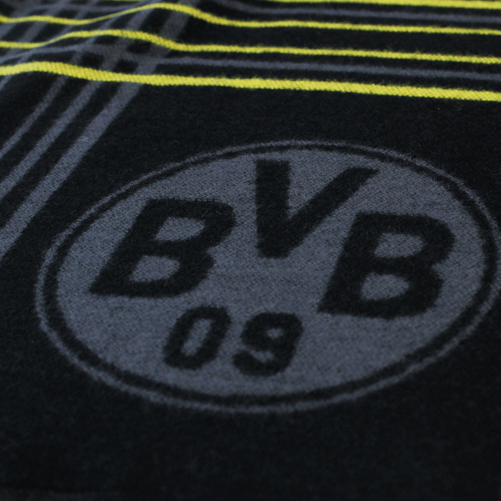 Coperta del BVB nei colori nero e giallo con l’iconico logo e le strisce gialle, ideale come coperta da stadio o gadget per i tifosi del Borussia Dortmund.