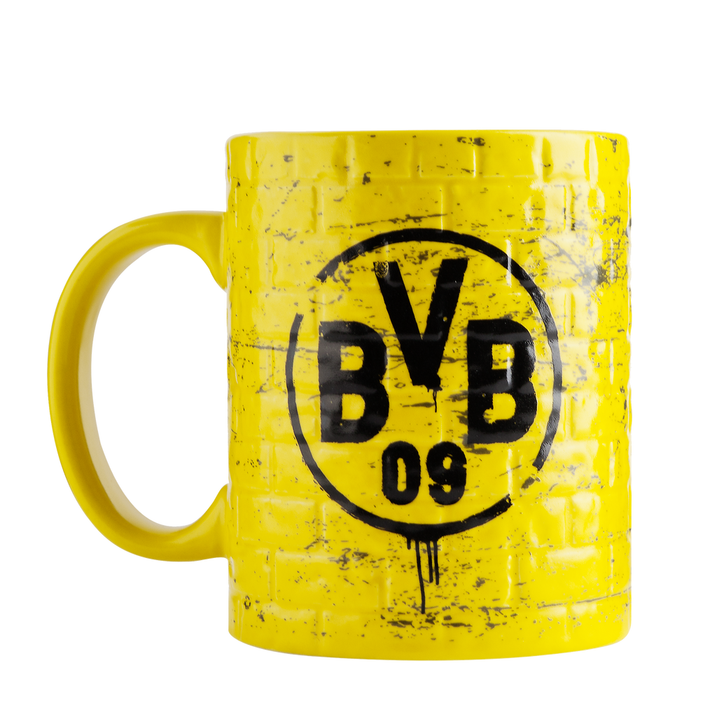 Tasse jaune du Borussia Dortmund, ornée du logo emblématique noir et jaune du club et d'un motif de briques, idéale pour les supporters, comme accessoire ou comme cadeau.