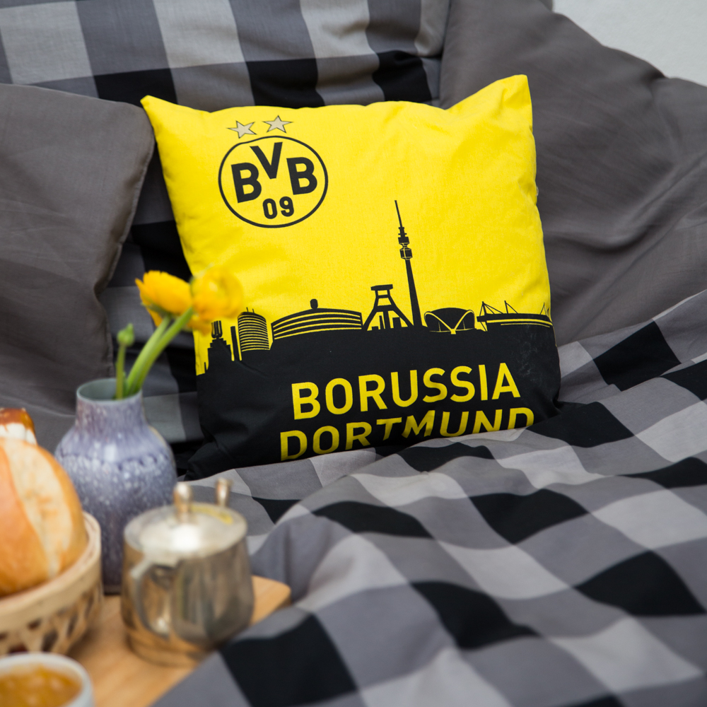 Borussia Dortmund Kissen in schwarzgelber Farbkombination, mit Skyline-Motiv und BVB-Logo, ideal als Fanartikel oder Heimdekoration.
