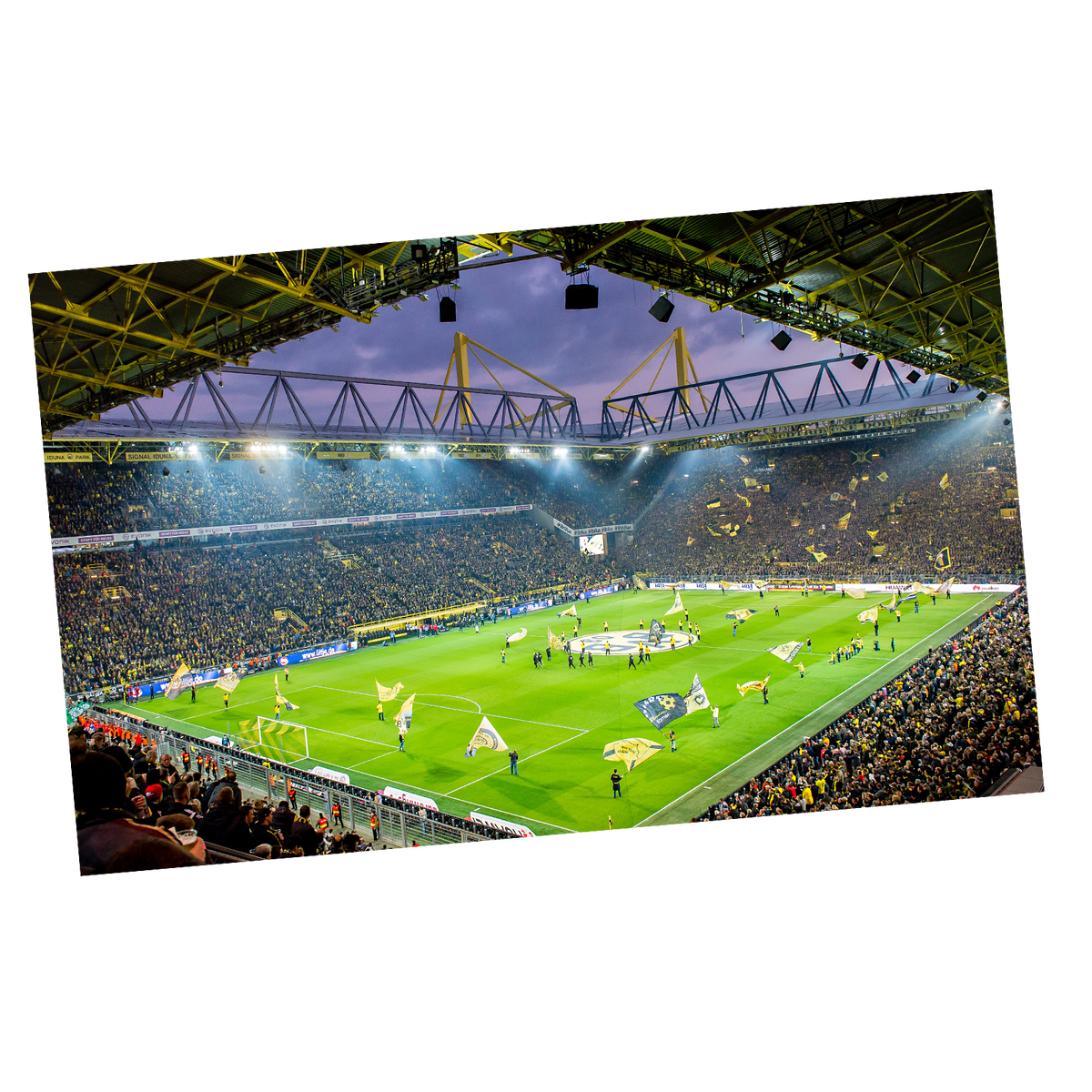 Vista aérea del SIGNAL IDUNA PARK durante un partido del BVB, con miles de aficionados, banderas y luces de foco en el campo.