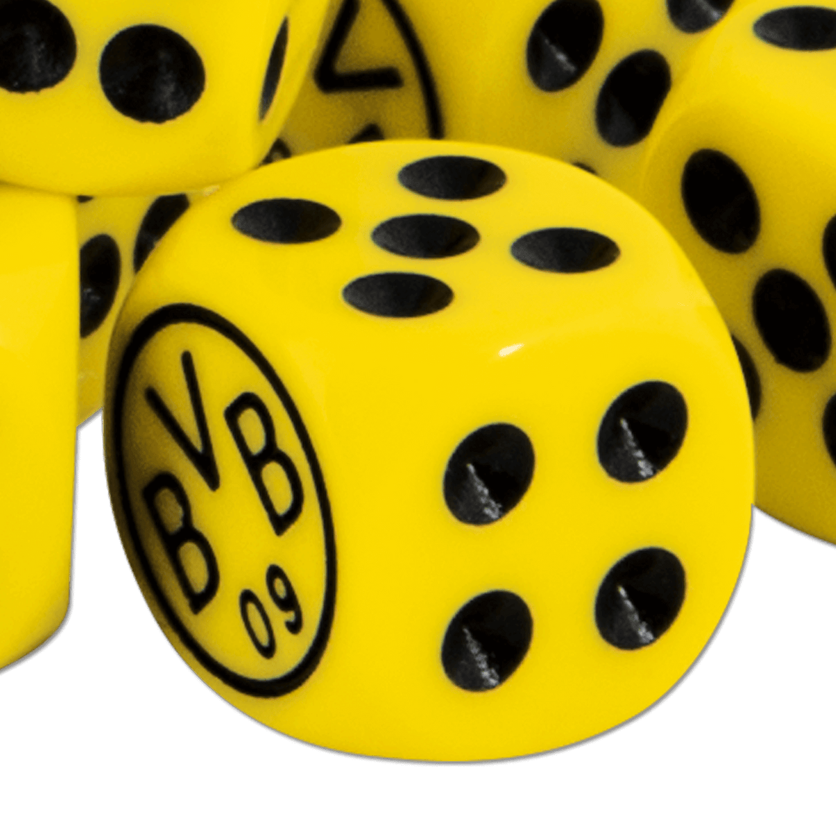 Primer plano de unos dados del BVB en negro y amarillo con el logotipo del club y los puntos típicos de los dados, artículos para los aficionados del Borussia Dortmund.