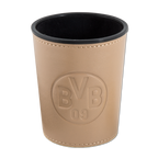 Vaso cúbico de color beige con acabado de imitación de piel y el logotipo «BVB 09» grabado, ideal para los aficionados del Borussia Dortmund y para juegos de mesa.