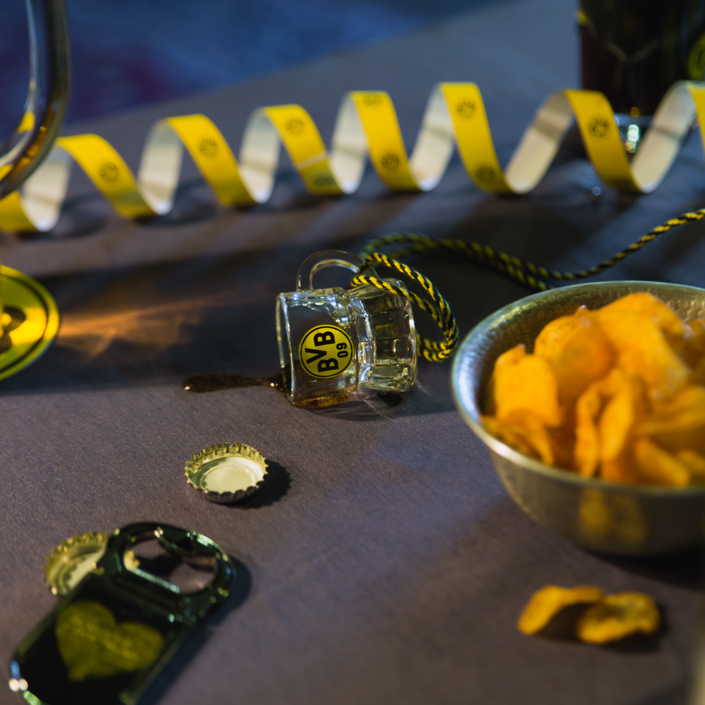 Petit verre à schnaps du BVB orné du logo noir et jaune et d'un cordon, idéal comme article de fan ou comme cadeau pour les supporters du Borussia Dortmund.