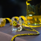 Verre à shot BVB 09 au motif noir et jaune, muni d'un cordon et orné du logo du BVB. Idéal pour les supporters et les collectionneurs d'articles officiels du Borussia Dortmund.