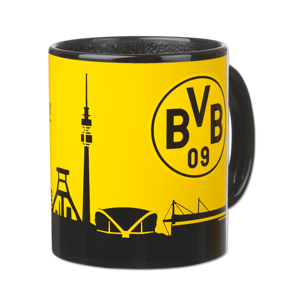 Tasse BVB noir et jaune avec un motif représentant la ligne d'horizon, arborant le logo du club et une illustration du stade SIGNAL IDUNA PARK. Produit officiel du Borussia Dortmund.
