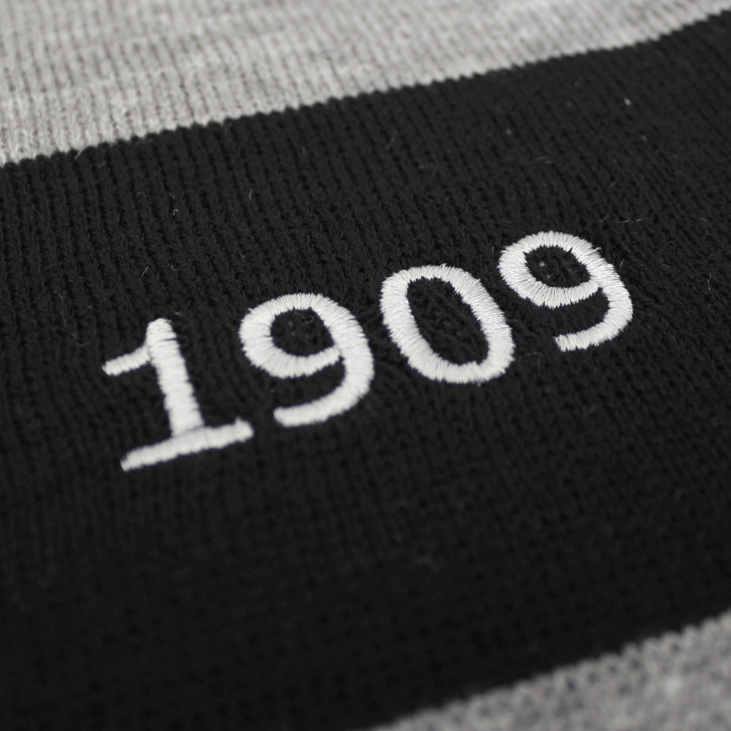 Sciarpa del BVB a righe nere e grigie con l'anno 1909 ricamato in bianco, perfetta come accessorio per i tifosi del Borussia Dortmund.