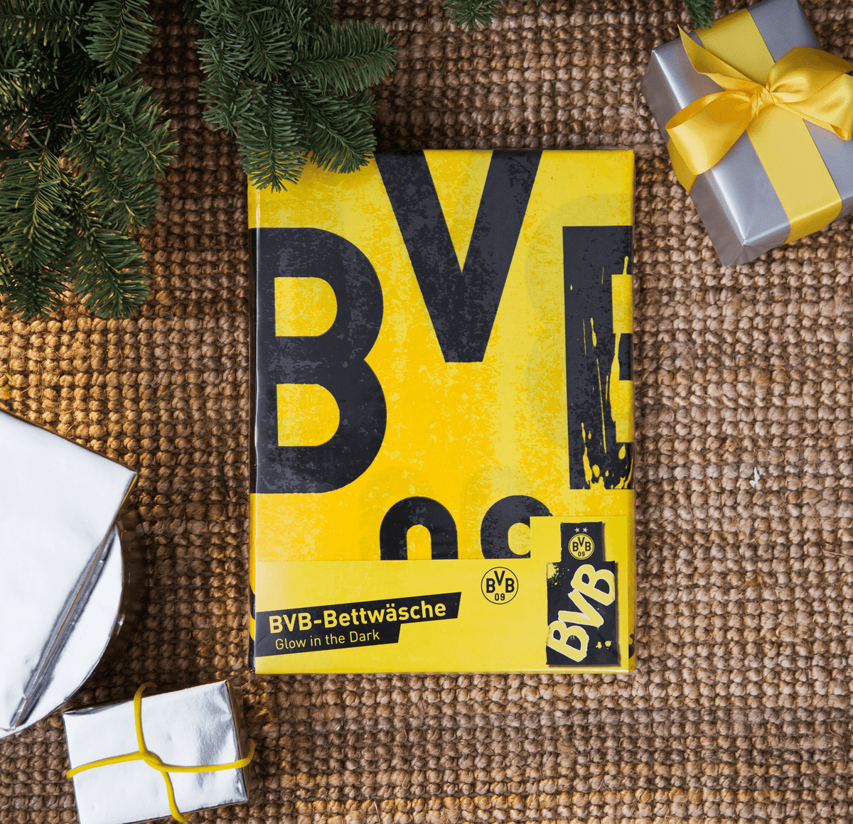 Parure de lit BVB noir et jaune (135 x 200 cm) avec effet « glow in the dark », présentée dans un emballage décoratif, idéale pour les supporters du Borussia Dortmund.