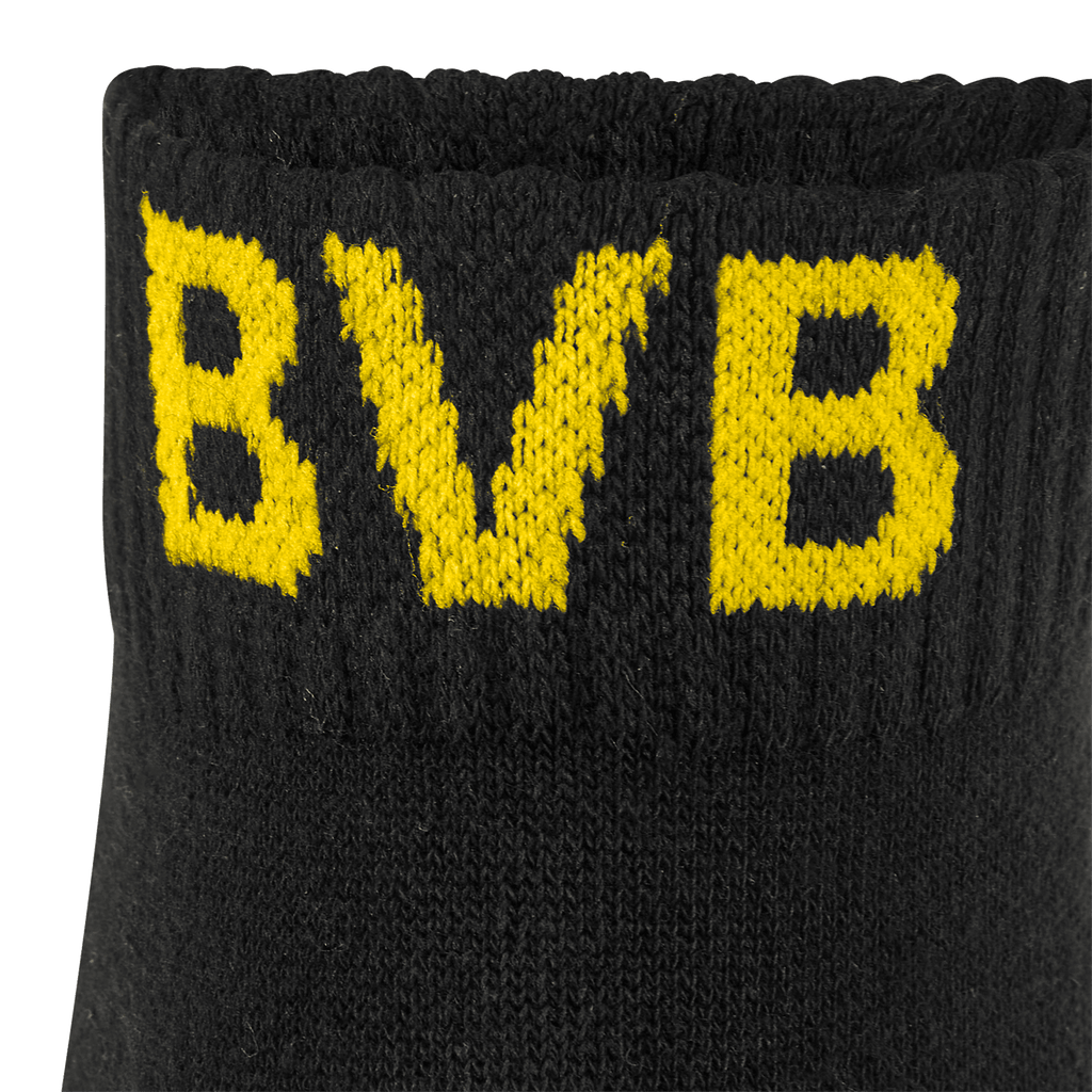 Nahaufnahme einer schwarzgelben BVB-Quarter-Socke mit markantem BVB-Logo, Teil eines 3er-Packs von Puma.