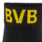 Nahaufnahme einer schwarzgelben BVB-Quarter-Socke mit markantem BVB-Logo, Teil eines 3er-Packs von Puma.