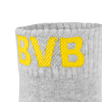 Graue BVB Ankle Socks im 3er Pack von PUMA, mit gelbem BVB-Schriftzug, perfekt für Fans von Borussia Dortmund.