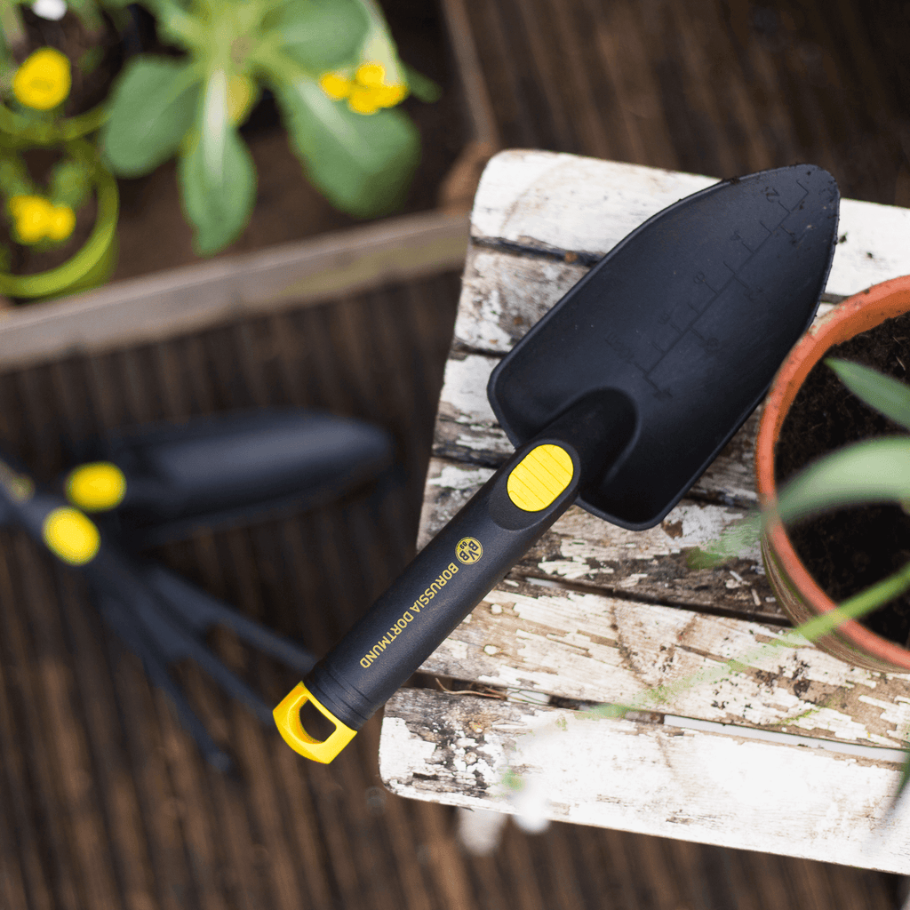 Juego de jardinería del BVB en colores negro y amarillo, con pala y el logotipo del Borussia Dortmund, ideal para trabajar en el jardín y para los aficionados del club.
