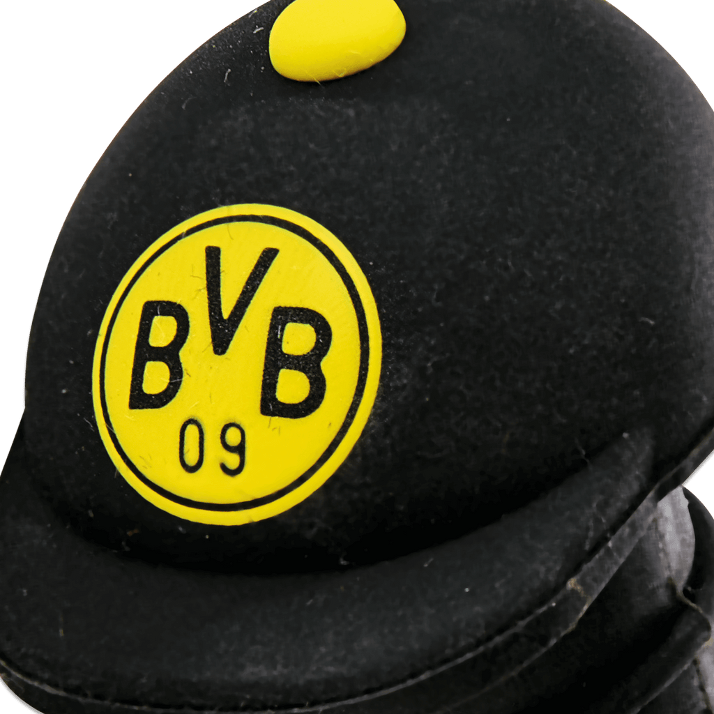 中央に目立つBVBのロゴが入った、黒と黄色のBVBキャップのクローズアップ