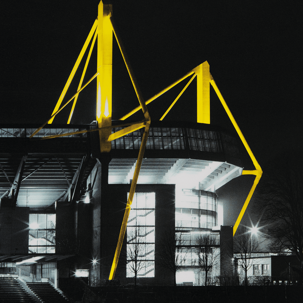 Lo stadio SIGNAL IDUNA PARK illuminato di notte con i suoi caratteristici pali della luce gialli, sede del Borussia Dortmund.