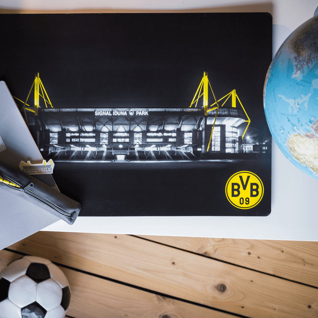 Sous-main du Borussia Dortmund orné d'une illustration du SIGNAL IDUNA PARK et du logo du BVB dans des tons noir et jaune.