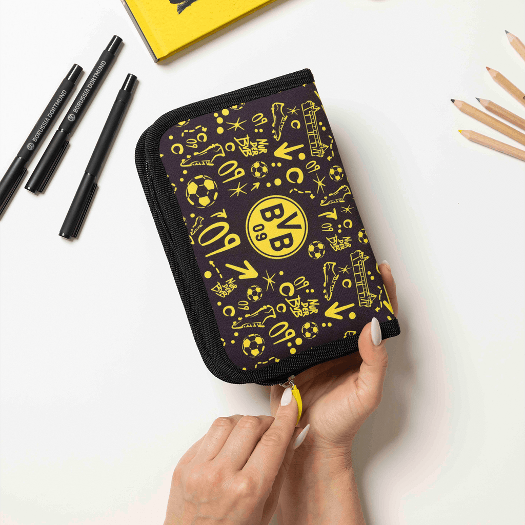 Schwarzgelbes BVB-Federmäppchen mit Vereinslogo und spielerischen Fußball-Motiven, perfekt geeignet für Schule und Alltag.