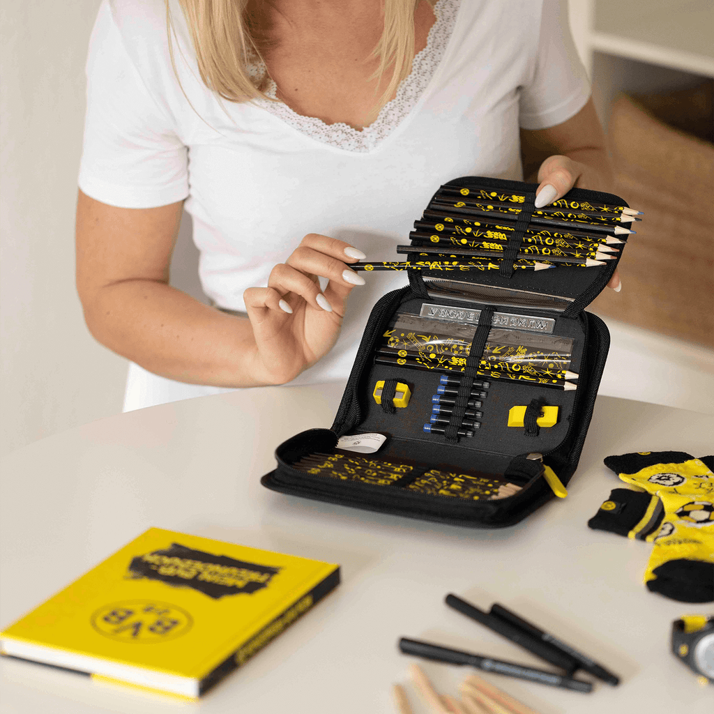 Geöffnete BVB-Federtasche in Schwarzgelb mit Borussia-Dortmund-Logo, inklusive Stiften und weiterem Schulzubehör, ideal für Kinder und Fans.