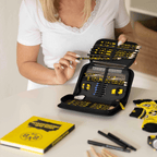 Geöffnete BVB-Federtasche in Schwarzgelb mit Borussia-Dortmund-Logo, inklusive Stiften und weiterem Schulzubehör, ideal für Kinder und Fans.