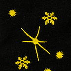 Gros plan sur une chaussette de Noël du Borussia Dortmund aux couleurs noir et jaune, ornée de broderies représentant des flocons de neige et des étoiles jaunes sur fond noir.