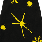 Schwarzgelbe BVB-Weihnachtsmütze mit gelben Schneeflocken und Sonnenmustern, ideal für Fans von Borussia Dortmund in der Winterzeit.