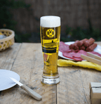 Vaso de cerveza del BVB con un llamativo diseño en negro y amarillo del SIGNAL IDUNA PARK, perfecto para los aficionados del Borussia Dortmund y los amantes de la cerveza.
