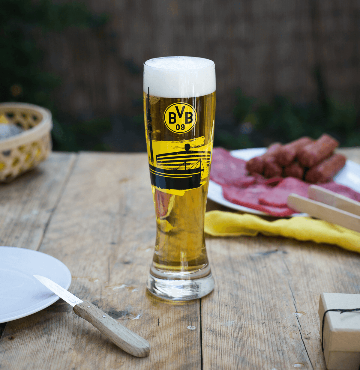 Vaso de cerveza del BVB con un llamativo diseño en negro y amarillo del SIGNAL IDUNA PARK, perfecto para los aficionados del Borussia Dortmund y los amantes de la cerveza.