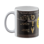Schwarzgelbe BVB-Tasse mit Borussia Dortmund-Logo und einer Übersicht der Vereins-Erfolge wie Meistertitel, Pokalsiege und Champions-League-Erfolg vor einem Stadionmotiv.