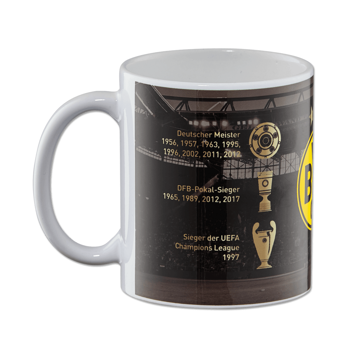 Schwarzgelbe BVB-Tasse mit Borussia Dortmund-Logo und einer Übersicht der Vereins-Erfolge wie Meistertitel, Pokalsiege und Champions-League-Erfolg vor einem Stadionmotiv.