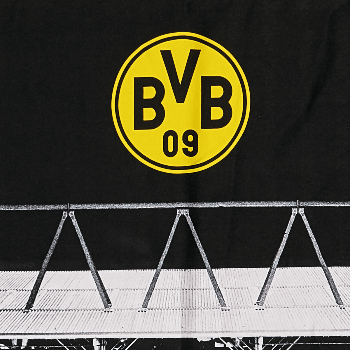 Serviette en microfibre BVB noire, ornée du logo BVB jaune et d'un motif stylisé représentant le stade, dimensions : 75 x 180 cm, idéale pour les supporters du Borussia Dortmund.