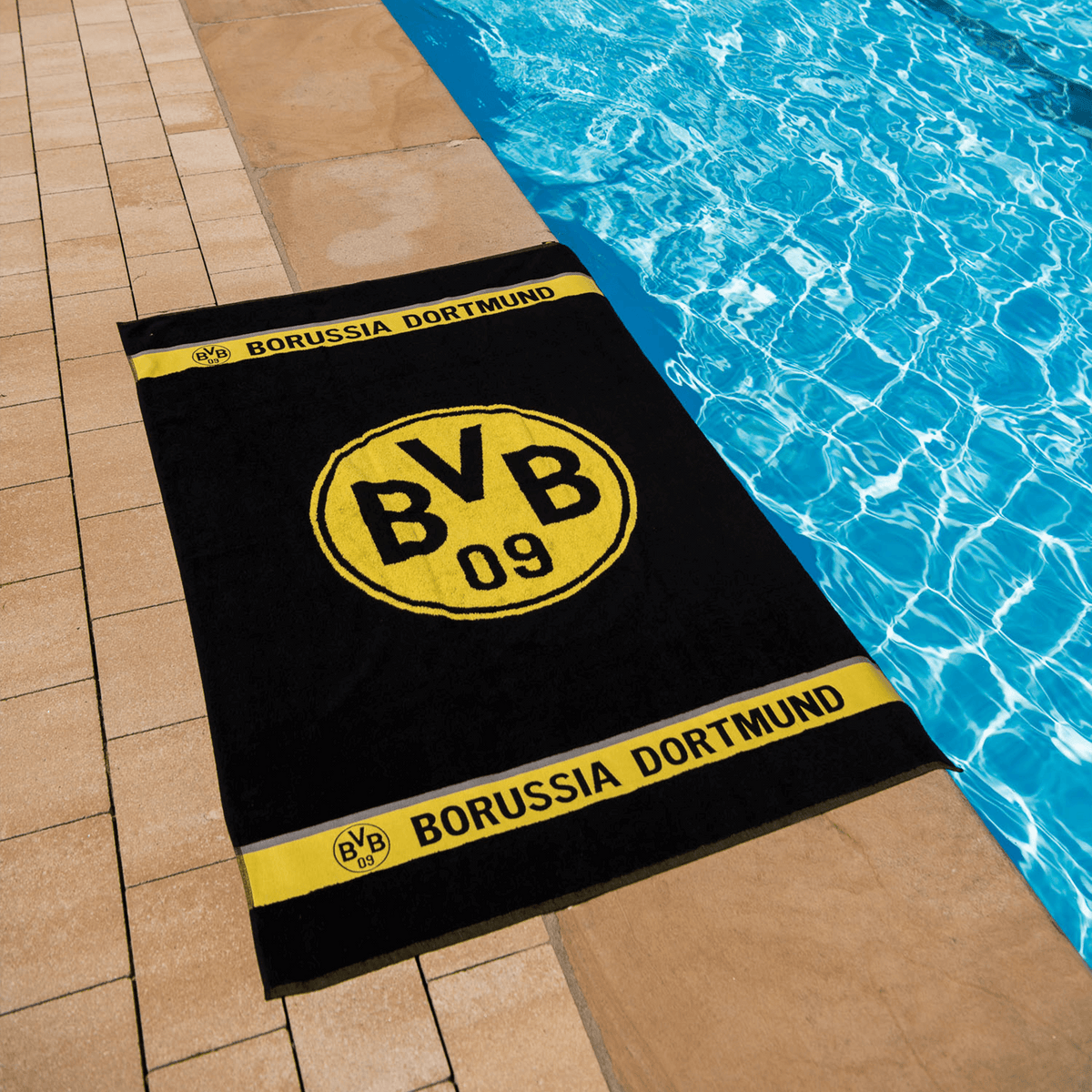 Un asciugamano del BVB nei colori nero e giallo, con il logo del BVB in evidenza e la scritta "Borussia Dortmund", ideale per i tifosi in piscina o in spiaggia.