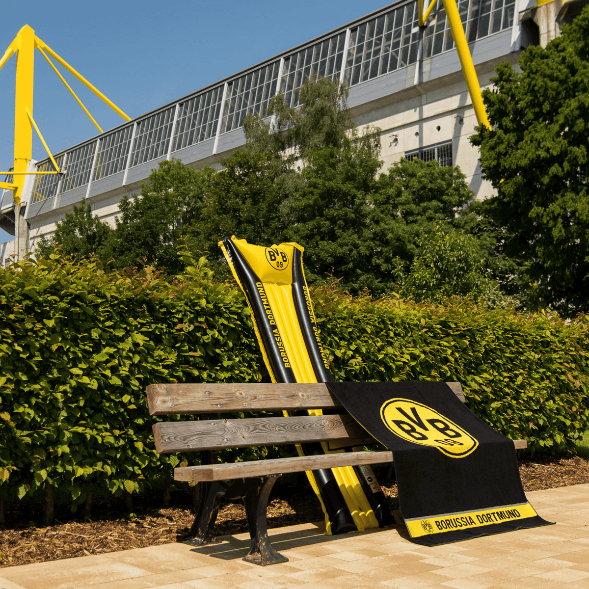 Asciugamano nero e giallo del BVB con il grande logo della società e la scritta "Borussia Dortmund", fotografato davanti al SIGNAL IDUNA PARK.