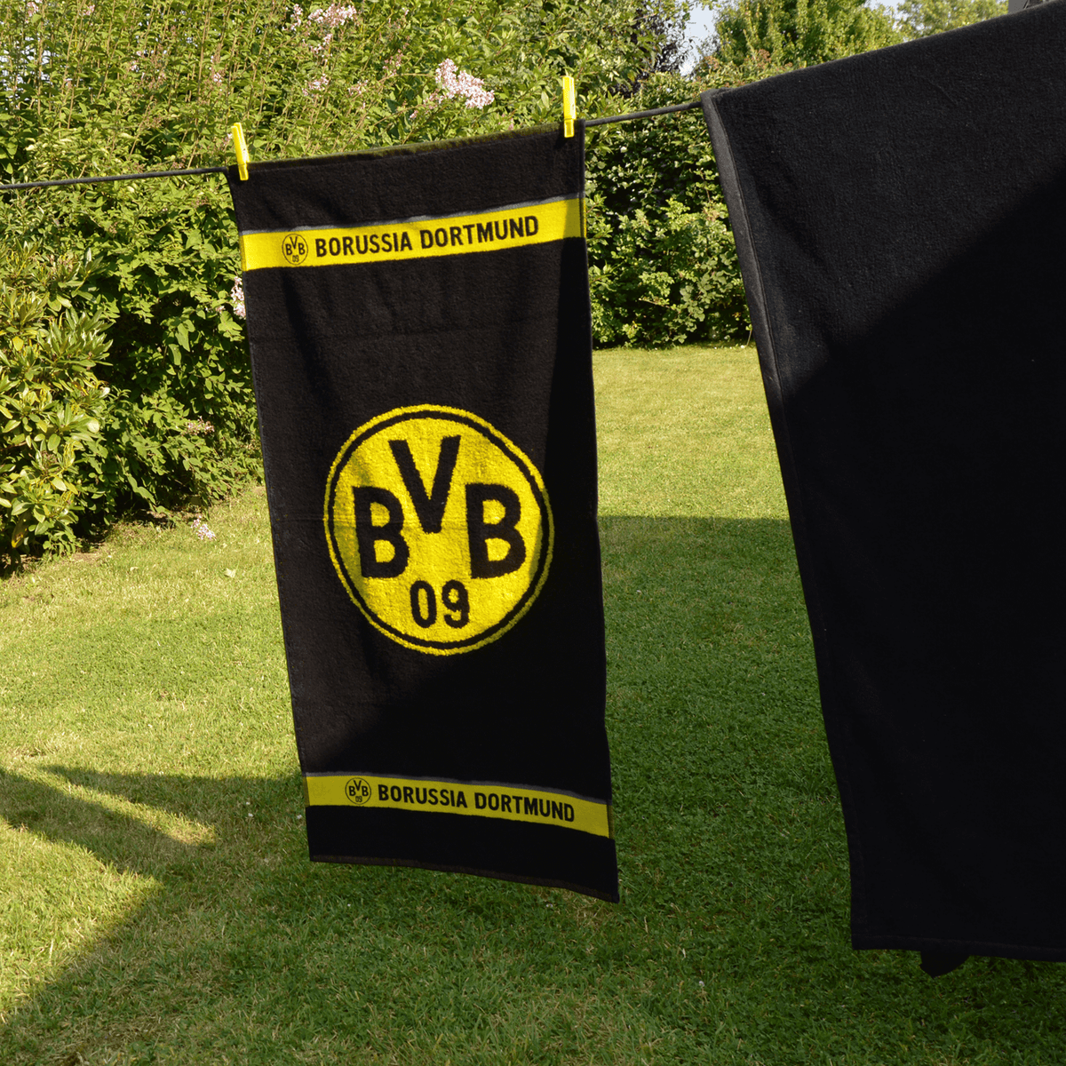 Serviette de douche noir et jaune du BVB, ornée d'un grand écusson et du logo « Borussia Dortmund », 70 x 140 cm, idéale pour les supporters et les passionnés de football.