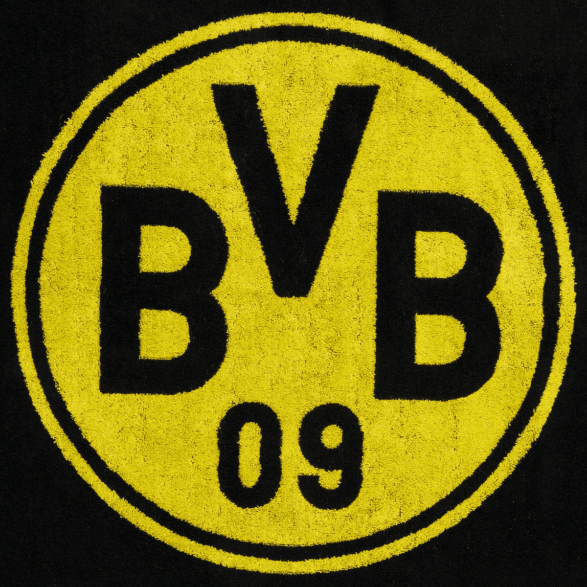 黄色のエンブレムと「BVB 09」の文字が入った黒色のBVBバスタオル。サイズ100×150cm。ボルシア・ドルトムントのファンに最適です。