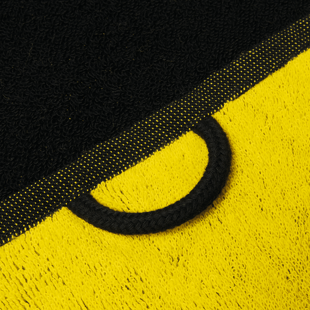 Black-and-yellow BVB bath towel with emblem and classic design, measuring 100x150 cm, perfect for Borussia Dortmund fans.